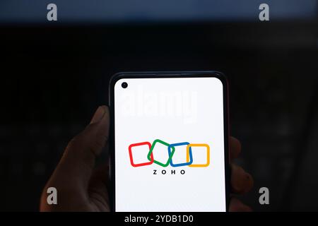 Dhaka, Bangladesh- 16 juillet 2024 : le logo Zoho est affiché sur le smartphone. Banque D'Images