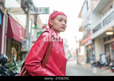 Gen z fille mode en cuir avec punk asiatique femme touriste de la ville locale Asie du Sud-est voyage tendance coiffure rose jeune femme Banque D'Images