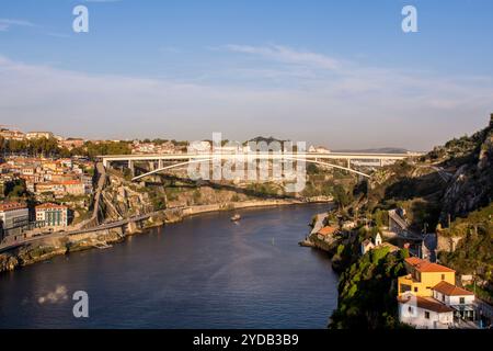 Capela do senhor de alem (Chapelle du Seigneur de l'au-delà) et pont infante, vila nova de gaia, porto, portugal. Banque D'Images