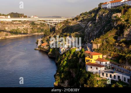 Capela do senhor de alem (Chapelle du Seigneur de l'au-delà) et pont infante, vila nova de gaia, porto, portugal. Banque D'Images