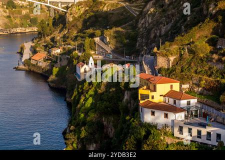 Capela do senhor de alem (Chapelle du Seigneur de l'au-delà) et pont infante, vila nova de gaia, porto, portugal. Banque D'Images