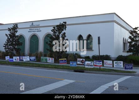 Venise, Floride, États-Unis – 24 octobre 2024 : plusieurs panneaux de campagne politique, y compris les élections locales et présidentielles devant la Bibliothèque publique de Venise. Banque D'Images