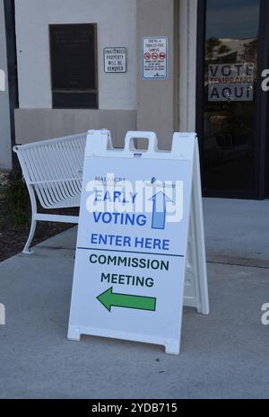 Venise, Floride, États-Unis – 24 octobre 2024 : tableau sandwich au Anderson Administration Center, montrant la direction où les gens vont pour le vote anticipé. Banque D'Images