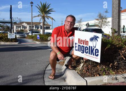 Venise, Floride, États-Unis – 24 octobre 2024 : candidat au conseil municipal de Venise, siège 3, Kevin Engelke avec son propre panneau de campagne politique. Banque D'Images