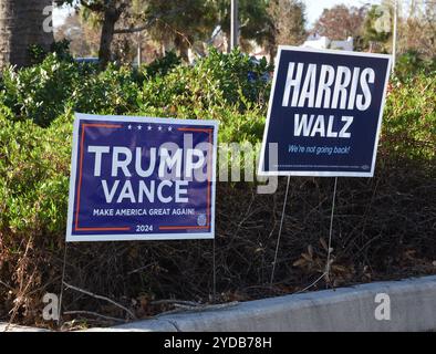 Venise, Floride, États-Unis – 24 octobre 2024 : Trump/Vance « Make America Great Again » et Harris/Walz « We're not Go back » (nous ne retournons pas en arrière) sont des signes politiques à la bibliothèque publique. Banque D'Images