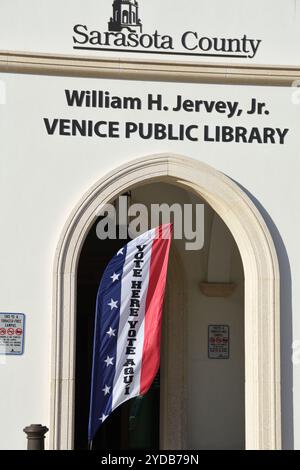 Venise, Floride, États-Unis – 24 octobre 2024 : drapeau 'Votez ici' en anglais et en espagnol à la Bibliothèque publique de Venise pour l'élection 2024 vote anticipé. Banque D'Images