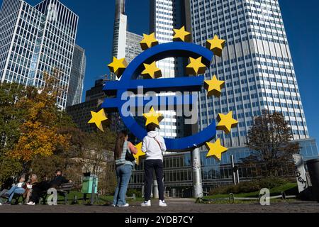 Francfort, Hesse, Allemagne. 25 octobre 2024. Les touristes prennent des photos de l'Euro Skulptur à Francfort, en Allemagne. (Crédit image : © Matias Basualdo/ZUMA Press Wire) USAGE ÉDITORIAL SEULEMENT! Non destiné à UN USAGE commercial ! Crédit : ZUMA Press, Inc/Alamy Live News Banque D'Images