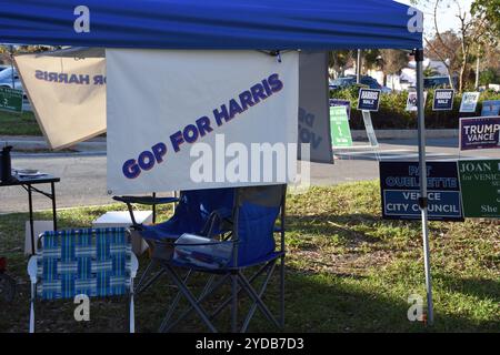 Venice, Florida, USA – 24 octobre 2024 : GOP pour Harris bannière dans la tente bleue démocrate au bureau de vote de Venice, Floride. Banque D'Images