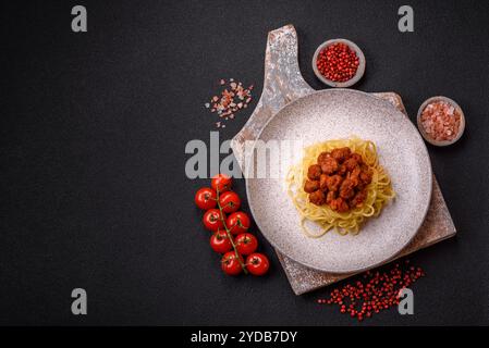 Délicieuse pâte à la viande de soja avec sauce tomate, sel et épices Banque D'Images