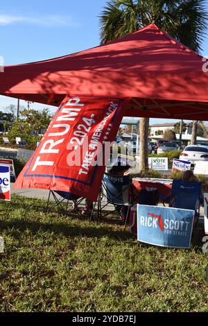 Venise, Floride, États-Unis – 24 octobre 2024 : Trump 2024 drapeau flottant sous la tente rouge républicaine au bureau de vote de Venice, Floride. Banque D'Images