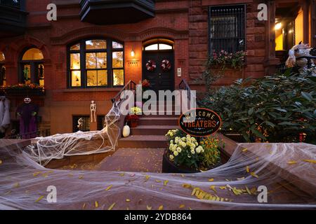 Un signe amical pour les trucs ou les traiteurs sur une belle décoration à l'extérieur d'une maison de ville sur l'Upper East Side à New York, New York, jeudi, Oct. 24, 2024. (Photo : Gordon Donovan) Banque D'Images