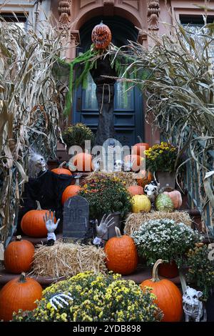 Tiges de maïs, fleurs, citrouilles, toiles d'araignée et une variété de créatures effrayantes à l'extérieur d'une maison de ville de l'Upper East Side à New York, New York, jeudi 24 octobre 2024. (Photo : Gordon Donovan) Banque D'Images