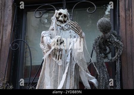 Le cadavre d'une mariée dans sa robe de mariée est accroché à l'extérieur d'une maison de ville sur l'Upper East Side à New York, New York, jeudi 24 octobre 2024. (Photo : Gordon Donovan) Banque D'Images