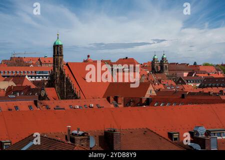 Vue panoramique sur la vieille ville de Nuremberg et l'église notre-Dame, Allemagne. Banque D'Images