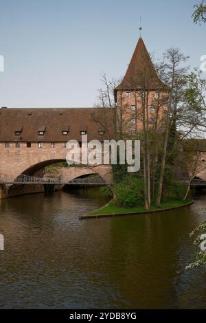 Vue sur le Kettensteg, un pont piétonnier KettenbrÃ¼cke à Nuremberg, Allemagne. Banque D'Images