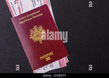 Passeport de la République de France, billets d'avion et argent Banque D'Images