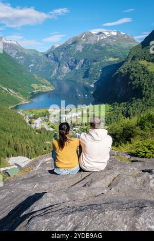 Couple admire le paysage du fjord norvégien, Geiranger Fjord Norvège Banque D'Images