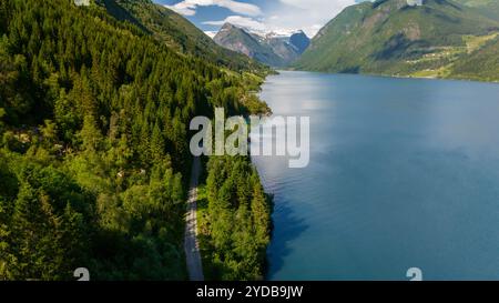 Une route sinueuse à travers le Majestic Fjord de Norvège, Fjaerlandsfjorden, Fjord, Vestland, Norvège Banque D'Images