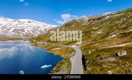 Route sinueuse à travers les montagnes norvégiennes, Strynefjellsvegen, Geiranger, Norvège Banque D'Images