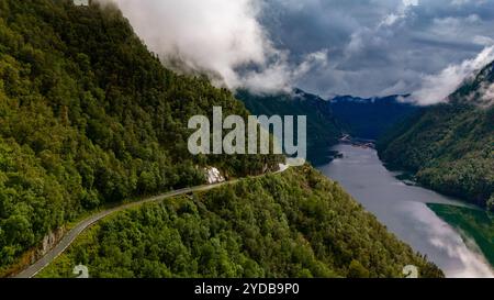 Route sinueuse à travers les montagnes norvégiennes, Lovrafjorden, Norvège Banque D'Images