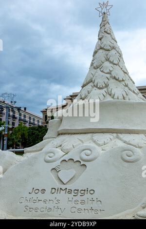 Sculpture de sable de Mark Mason et Team Sandtastic représentant un arbre de Noël sous un ciel nuageux à West Palm Beach, Floride, États-Unis. Banque D'Images