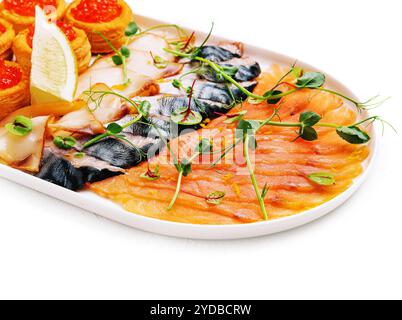 Poisson assorti sur une assiette. poisson fumé et salé Banque D'Images