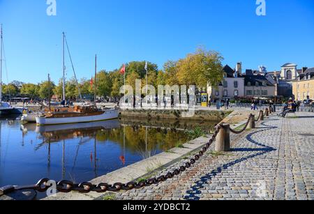 Vom Fluss la Marle gespeister Hafen, place Gambetta, Altstadt vannes, bretonisch Gwened, département du Morbihan, région Bretagne Breizh, Frankreich *** Port alimenté par la rivière la Marle, place Gambetta, vieille ville de vannes, Breton Gwened, département du Morbihan, région Bretagne Breizh, France Banque D'Images