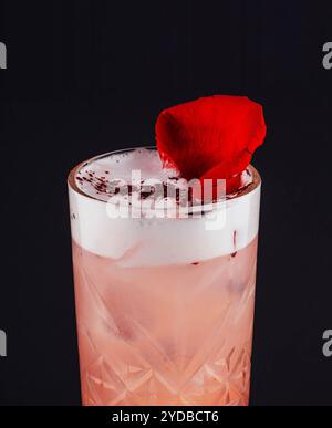 Cocktail club trèfle avec framboise et pétales de rose Banque D'Images