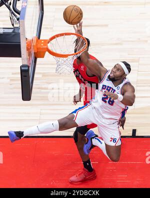 Toronto, Canada. 25 octobre 2024. Guerschon Yabusele (avant), des Philadelphia 76ers, se lance dans un layup lors du match de saison régulière 2024-2025 entre les Raptors de Toronto et les Philadelphia 76ers à Toronto, Canada, le 25 octobre 2024. Crédit : Zou Zheng/Xinhua/Alamy Live News Banque D'Images