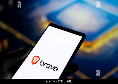 Dhaka, Bangladesh- 23 juillet 2024 : le logo Brave Browse est affiché sur le smartphone. Banque D'Images