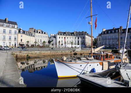 Vom Fluss la Marle gespeister Hafen, place Gambetta, Altstadt vannes, bretonisch Gwened, département du Morbihan, région Bretagne Breizh, Frankreich *** Port alimenté par la rivière la Marle, place Gambetta, vieille ville de vannes, Breton Gwened, département du Morbihan, région Bretagne Breizh, France Banque D'Images