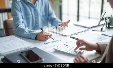 Homme d'affaires auditeur ou personnel du service des recettes interne vérifiant les États financiers annuels de la société audit Â taxe comptable. Banque D'Images