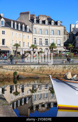 Vom Fluss la Marle gespeister Hafen, place Gambetta, Altstadt vannes, bretonisch Gwened, département du Morbihan, région Bretagne Breizh, Frankreich *** Port alimenté par la rivière la Marle, place Gambetta, vieille ville de vannes, Breton Gwened, département du Morbihan, région Bretagne Breizh, France Banque D'Images