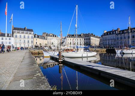 Vom Fluss la Marle gespeister Hafen, place Gambetta, Altstadt vannes, bretonisch Gwened, département du Morbihan, région Bretagne Breizh, Frankreich *** Port alimenté par la rivière la Marle, place Gambetta, vieille ville de vannes, Breton Gwened, département du Morbihan, région Bretagne Breizh, France Banque D'Images