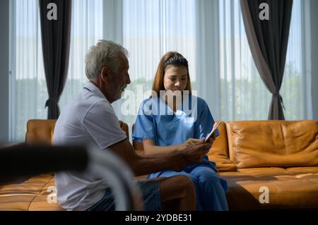 Le médecin explique les résultats de l'examen physique et du programme de soins de santé aux patients âgés présentant des symptômes de dépression Banque D'Images