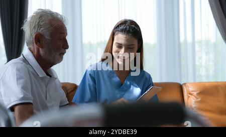 Le médecin explique les résultats de l'examen physique et du programme de soins de santé aux patients âgés présentant des symptômes de dépression Banque D'Images