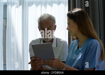 Le médecin explique les résultats de l'examen physique et du programme de soins de santé aux patients âgés présentant des symptômes de dépression Banque D'Images