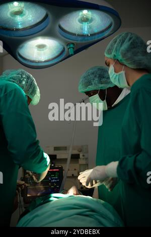 Professeur de médecine en cardiologie et une équipe de médecins en salle d'opération subissant une transplantation cardiaque Banque D'Images