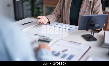 Homme d'affaires auditeur ou personnel du service des recettes interne vérifiant les États financiers annuels de la société audit Â taxe comptable. Banque D'Images