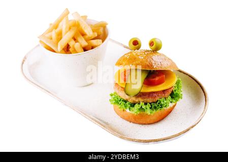 Hamburger pour enfants et frites sur fond blanc Banque D'Images