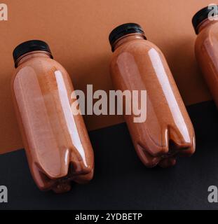 Smoothies au chocolat dans des bouteilles en plastique Banque D'Images