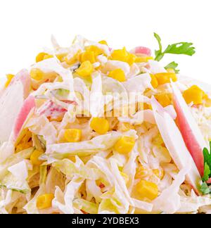 Salade avec maïs, bâtonnets de crabe, concombres, œufs et mayonnaise Banque D'Images