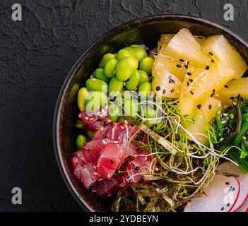 Hawaiian poke thon dans le bol à salade vue supérieure Banque D'Images