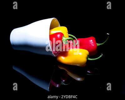 Poivrons doux sur la surface réfléchissante. Banque D'Images