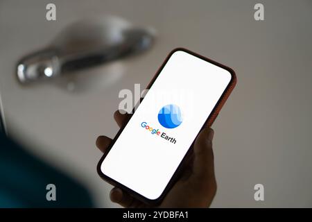Dhaka, Bangladesh- 23 juillet 2024 : le logo Google Earth est affiché sur le smartphone. Banque D'Images
