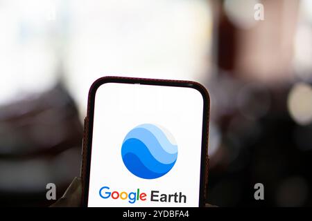 Dhaka, Bangladesh- 23 juillet 2024 : le logo Google Earth est affiché sur le smartphone. Banque D'Images