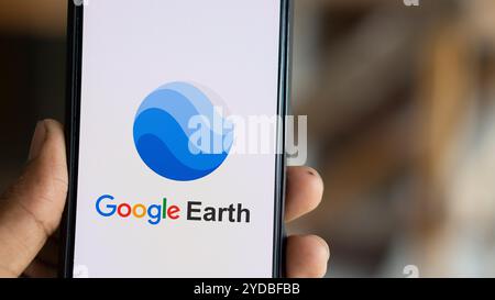 Dhaka, Bangladesh- 23 juillet 2024 : le logo Google Earth est affiché sur le smartphone. Banque D'Images