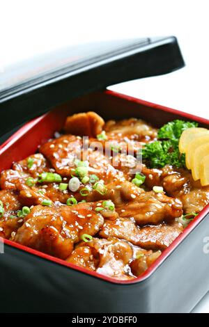 Buta Yakiniku Donburi (tranches de porc grillé avec sauce teriyaki nappée de riz) Banque D'Images