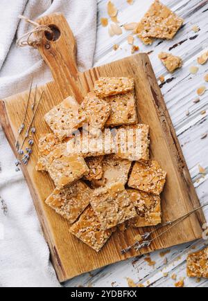 Barres de carrés croquants de céréales multigrains avec des graines de citrouille sur fond en bois Banque D'Images