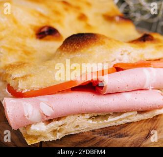 Pain pita frit avec jambon de gros plan Banque D'Images